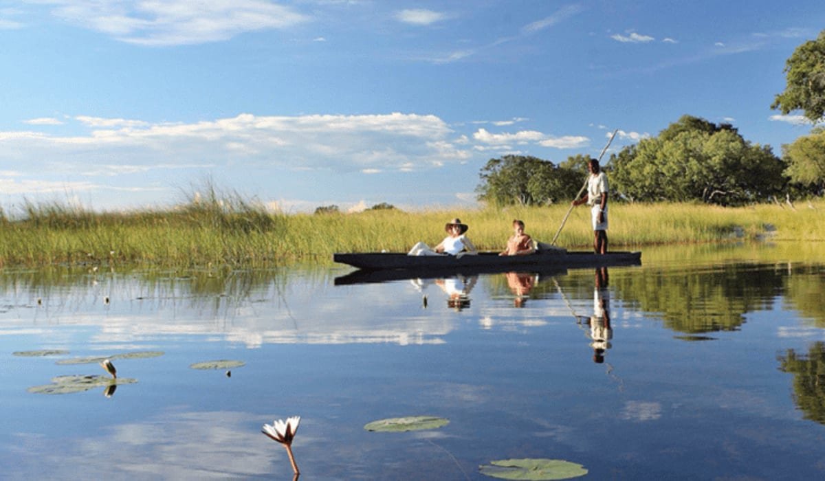 Guests on a mokoro canoe excursion in the Okavango Delta